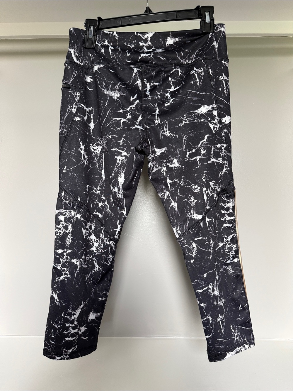 Gottex Black & White Marble-Print Active crop Leggings